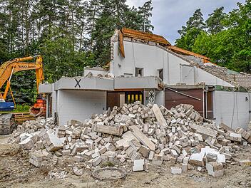 Das ehemalige Haus des Standortkommandeurs ist laut Stadt mit Asbest belastet. Außerdem steht es einer Siedlung von Reihenhäusern im Weg.  Ronald Rinklef
