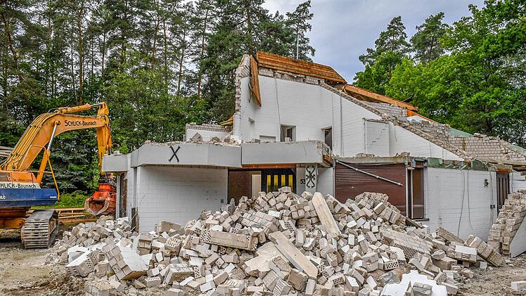 Das ehemalige Haus des Standortkommandeurs ist laut Stadt mit Asbest belastet. Außerdem steht es einer Siedlung von Reihenhäusern im Weg.  Ronald Rinklef