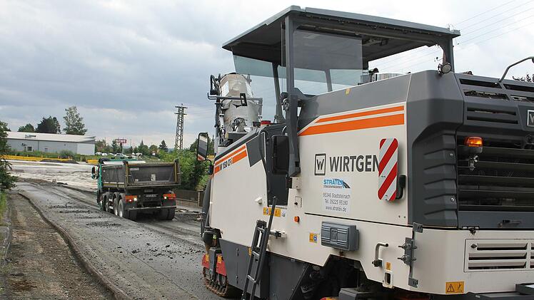 Der alte Belag wird abgetragen. Foto: Sonny Adam