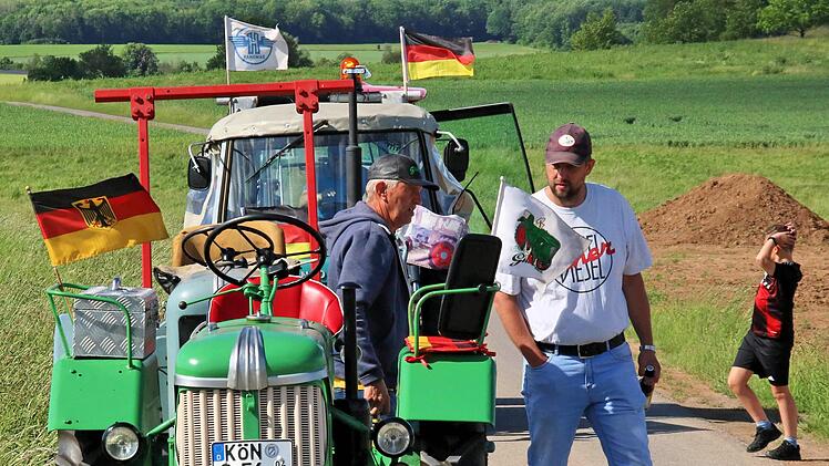 Fahnengeschmückt waren viele Traktoren beim Zug durch Großwenkheim Foto: Dieter Britz