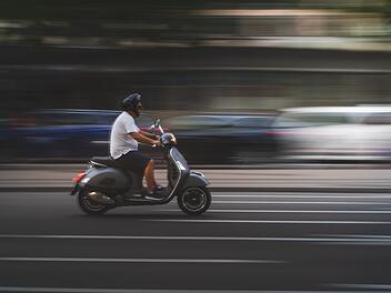 Mit frisiertem Roller auf der Flucht