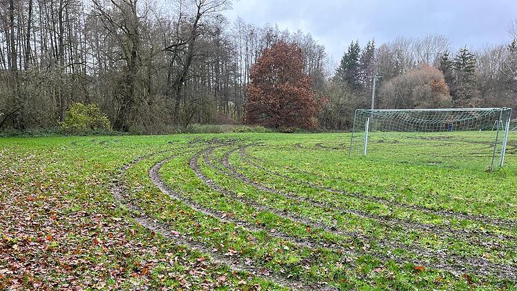Zeil am Main: Unbekannte Vandalierer driften über Spielplatz - "Ist eine Schweinerei"
