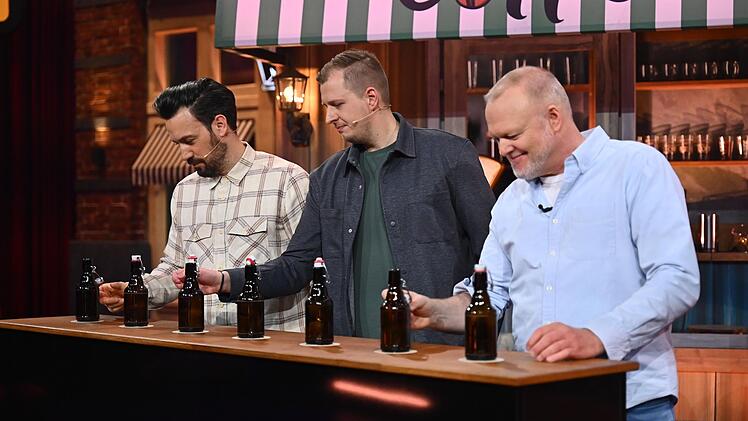 Beim Bierdeckel-Schnipsen ließ Kandidat Arthur (Mitte) Stefan Raab (rechts) keine Chance. Jan Köppen begleitete das Geschehen.