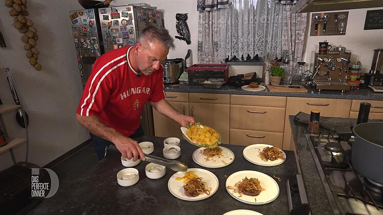 Rinderfilet mit Röstzwiebeln und Bratkartoffeln: István lässt sich in der Küche nicht stressen.