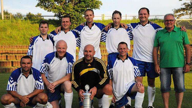 Die Alten Herren des FC 06 Bad Kissingen freuen sich nach einem hart erkämpften Finalsieg gegen den alten Rivalen SV Garitz über den Titel Stadtmeister 2014 (hinten, von links): Klaus Mittendorfer, René Schäfer, Matthias Grom, Jörg Holler, Oliver Lutz und der Garitzer Vorsitzende Thomas Leiner sowie (vorne, von links) Waldemar Bayer, Peter Kohlhepp, Rüdiger Fehr und Jürgen Werner. Fotos Hopf (2)