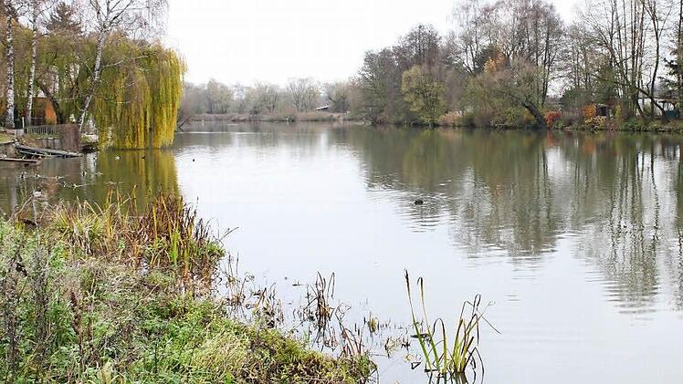Idylle auf dem Main bei Schney. Die Floß-Saison ist vorbei, aber im neuen Jahr darf von hier aus wieder zu den geselligen Ausflügen auf dem Fluss gestartet werden - mit Rücksichtnahme auf Mensch und Umwelt. Foto: R. Popp