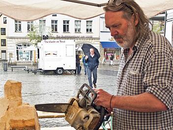 Bildhauer Wolfgang Schott bearbeitet mit einer Motorsäge einen Linden-Stamm.Foto: Jochen Berger