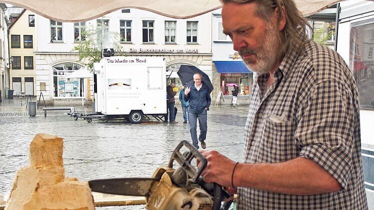 Bildhauer Wolfgang Schott bearbeitet mit einer Motorsäge einen Linden-Stamm.Foto: Jochen Berger