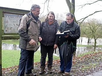 Bei der Übergabe des Wanderbuches (von links): der Baunacher Bürgermeister Ekkehard Hojer, Anne Schmitt vom Flussparadies Franken und Hallstadts Bürgermeister Thomas Söder Foto: Renate Neubecker