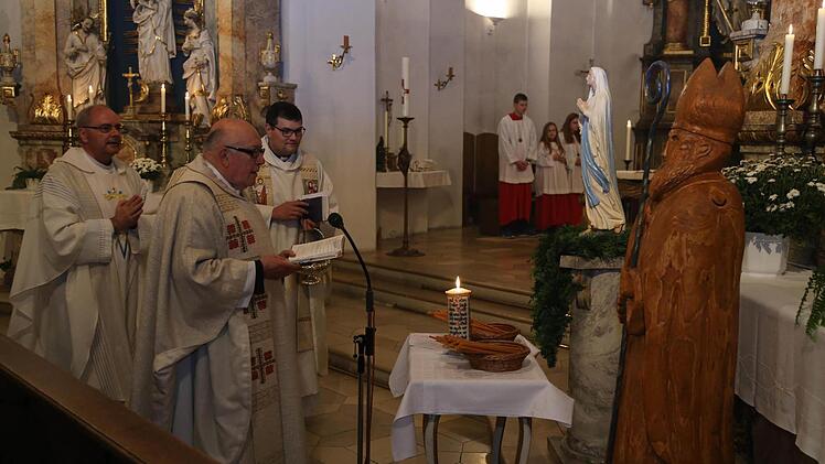 Dekan Josef Eckert segnet die Madonna, links Dekan Kilian Kemmer, rechts Pfarrer Florian Stark. Foto: Franz Galster