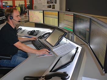 Die Notrufzentrale der Integrierten Leitstelle in Schweinfurt. Hier sitzt der Disponent, Schichtführer Sven Hoveling, der die Notrufe entgegennimmt und dann am Bildschirm unter anderem den Einsatzort aufrufen und die Rettungskräfte alarmiert.  Fotos: Hanns Friedrich