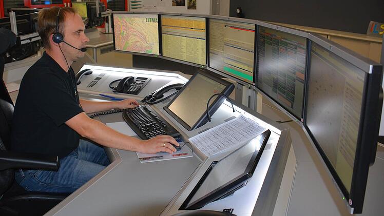 Die Notrufzentrale der Integrierten Leitstelle in Schweinfurt. Hier sitzt der Disponent, Schichtführer Sven Hoveling, der die Notrufe entgegennimmt und dann am Bildschirm unter anderem den Einsatzort aufrufen und die Rettungskräfte alarmiert.  Fotos: Hanns Friedrich
