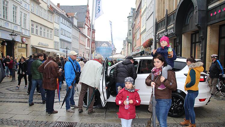 Der Regen hielt die Menschen nicht ab: Mit Schirm, Charme und Taschen ausstaffiert ging es quer durch die Stadt. Die Männer konnten über Autos fachsimpeln und die Kinder Eisenbahn fahren, Dosen werfen oder sich schminken lassen.Christiane Lehmann