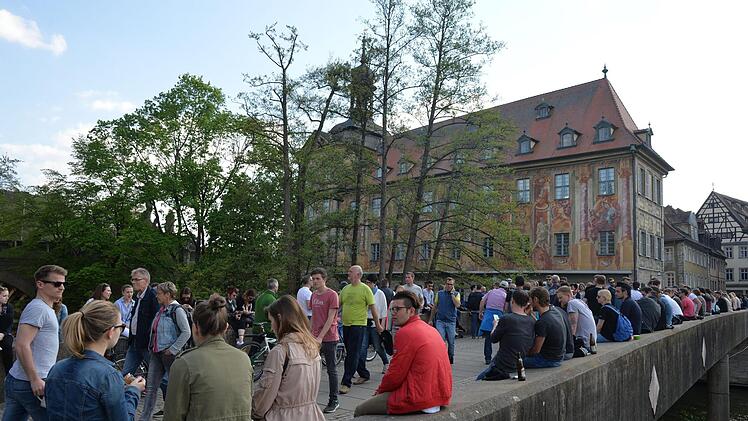 Auch auf der Unteren Brücke wünscht sich die  Bamberger CSU eine Videoüberwachung.  Fotos: Ronald Rinklef
