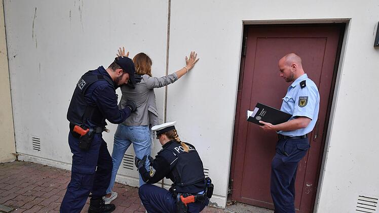 Unsere Reporterin wird gründlich durchsucht. Foto: Ronald Rinklef