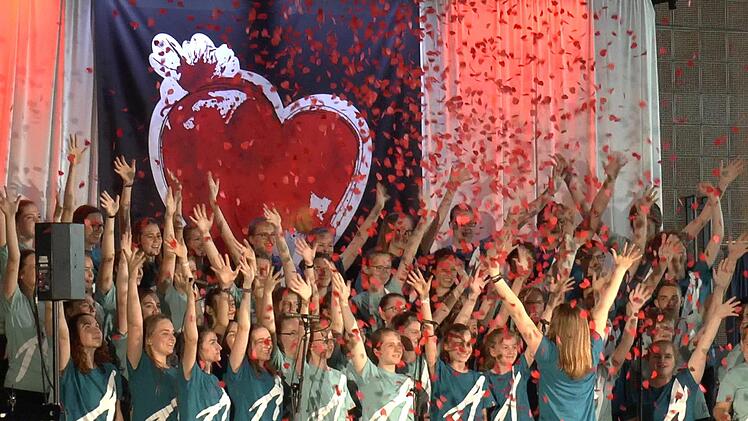 "Herzschlag": Passend zum Titel des Musicals regnete es zum Abschluss unz&auml;hlige rote Herzen.Christian Licha