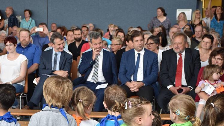 Norbert Kern von der Diakonie,  Bürgermeister Hans-Jürgen Nekolla, Landrat Hermann Ulm und Jürgen  Kasch von der Kirchenverwaltung  zeigt bei der Einweihung Foto: Petra Malbrich