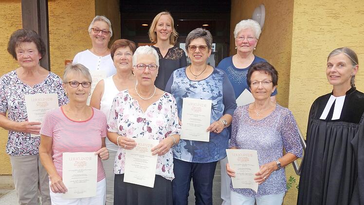 Pfarrerin Anne Braunschweig-Gorny (rechts) ehrte neben Christine Schuster (vorne, Mitte) einige weitere kirchliche Mitarbeiter.  Foto: Doris Weidner