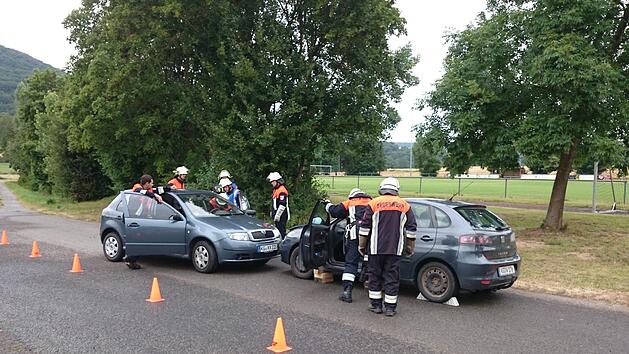 Eine von vier &Uuml;bungen war eine Verkehrsunfall, bei dem drei Verletzte geborgen werden mussten.  Foto: FFW/Florian Ziegler