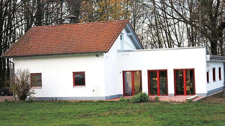Das Feuerwehrhaus in Hainweiher mit neuem Anbau Fotos: Roland Dietz
