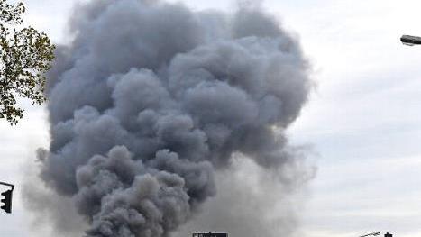 Die Rauchwolke des Bosch-Brands vom Berliner Ring Foto: Ronald Rinklef