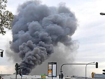 Die Rauchwolke des Bosch-Brands vom Berliner Ring Foto: Ronald Rinklef