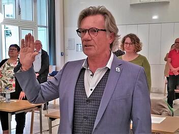 Gemeinderat Uto-Paul Schmitt (FCW, Steinach) bei seiner Vereidigung zum 3. Bürgermeister