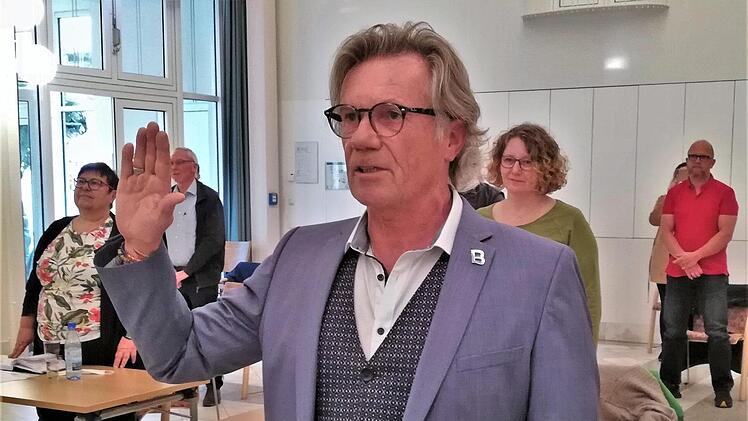 Gemeinderat Uto-Paul Schmitt (FCW, Steinach) bei seiner Vereidigung zum 3. Bürgermeister