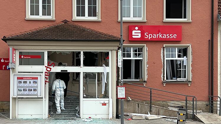 Geldautomat gesprengt: Feuerwehr muss Gebäude evakuieren