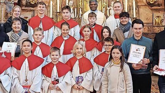 Ella H&uuml;bschmann, Kristina Schlo&szlig;macher, Linus M&uuml;ller, Manuel Dullinger, Kilian Stock. Mit Urkunde Hannes Wei&szlig;, Maximilian Dietz, David G&ouml;tz