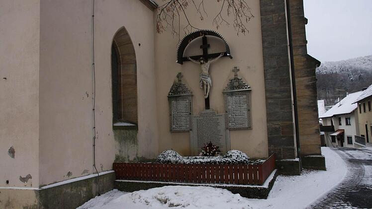 Die Feuchtigkeit am Kriegerdenkmal bereitet den Verantwortlichen Sorgen.