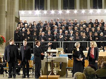 Sie machten auch optisch großen Eindruck: die Katholische Kantorei Bad Kissingen mit dem Chor der Pfarrei Herz-Jesu und der Städtischen Musikschule, das Mitteldeutsche Kammerorchester, die vier Solisten und Stadtkantor Burkhard Ascherl.  Foto: Ahnert