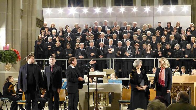 Sie machten auch optisch großen Eindruck: die Katholische Kantorei Bad Kissingen mit dem Chor der Pfarrei Herz-Jesu und der Städtischen Musikschule, das Mitteldeutsche Kammerorchester, die vier Solisten und Stadtkantor Burkhard Ascherl.  Foto: Ahnert