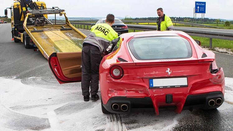 Mit der Bergung des Ferrari waren unter anderem die Polizei, ADAC und Helfer des THW beschäftigt. Foto: News5/Grundmann