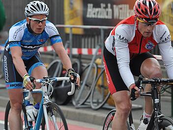 Der 24-jährige Danndorfer Benjamin Korndörfer (links) und sein Konkurrent Martin Boubal belauern sich. Die beiden machen den Sieg bei den Amateuren unter sich aus - Korndörfer wird Zweiter. Fotos: Karl Heinz Weber