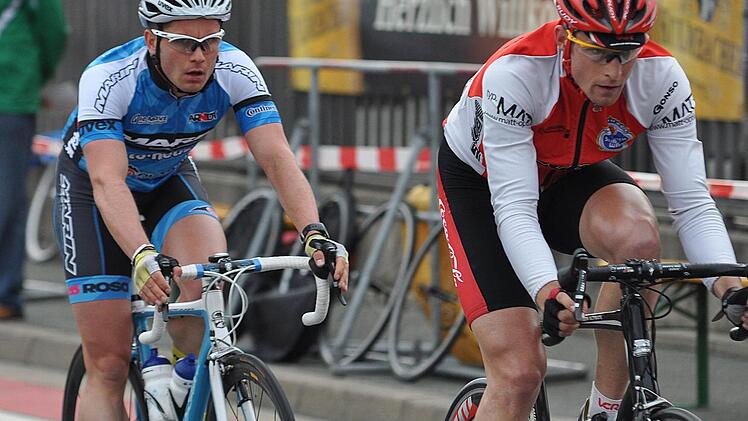 Der 24-jährige Danndorfer Benjamin Korndörfer (links) und sein Konkurrent Martin Boubal belauern sich. Die beiden machen den Sieg bei den Amateuren unter sich aus - Korndörfer wird Zweiter. Fotos: Karl Heinz Weber