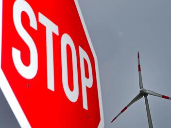 Windkraft-Stop: In Schirradorf sollte Prokon 16 Rotoren finanzieren. Doch das Unternehmen kränkelt, zudem sind die Vorrangflächen aus dem Regionalplan rausgefallen. Foto: Jens Büttner/dpa