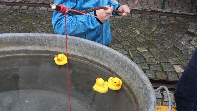 Entenangeln funktioniert auch bei Regen, findet Simon Schweiger. Foto: Sonja Adam