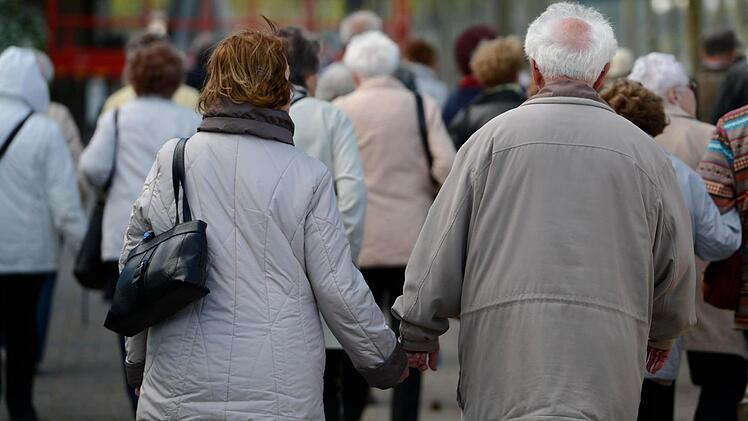 Laut einer Umfrage des Modus-Instituts wünschen 92,4 Prozent der Senioren im Landkreis - auch, was ihre Freizeitgestaltung betrifft - keinerlei Veränderung. Ob das auch für diesen Taubenzüchter gilt?  Foto: Josef Hofbauer