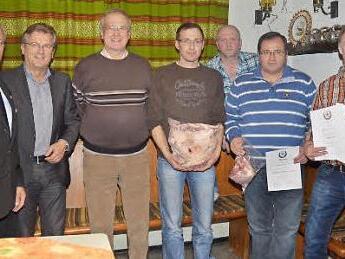 Das Bild zeigt: Siegerehrung beim SKB Reitsch für das Herbstschießen und den Saukönig. Von links Reinhard Schülein, Bürgermeister Rainer Detsch, Josef Rebhan, Joachim Hofmann (Saukönig), Michael Porzelt, Gerhard Förtsch (Herbstmeister) und Gerald Bayer  Foto: Karl-Heinz Hofmann