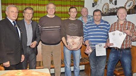 Das Bild zeigt: Siegerehrung beim SKB Reitsch für das Herbstschießen und den Saukönig. Von links Reinhard Schülein, Bürgermeister Rainer Detsch, Josef Rebhan, Joachim Hofmann (Saukönig), Michael Porzelt, Gerhard Förtsch (Herbstmeister) und Gerald Bayer  Foto: Karl-Heinz Hofmann