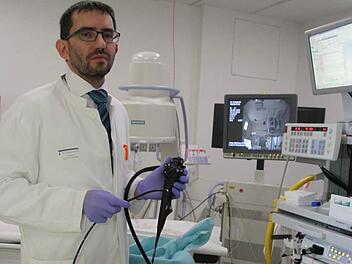 Markus Hirschmann möchte als leitender Arzt die medizinische Klinik II für Gastroenterologie und Onkologie im Sinne seines Vorgängers Markus Ewald weiterführen. Foto: Sonja Adam