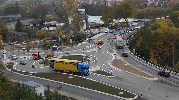 Der Verkehr aus Richtung Nordbrücke rollt schon über den Kreisel. Foto: Friedwald Schedel
