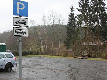 Die Arbeiten zur Umgestaltung haben schon begonnen. Das Buswartehäuschen wurde abgebaut. Foto: Ralf Kestel