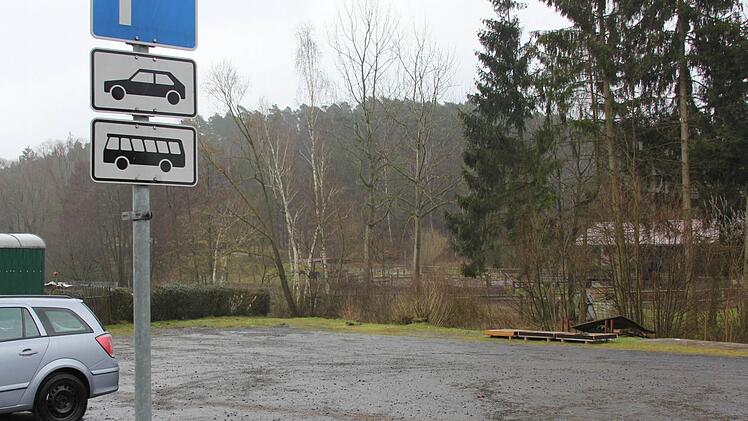 Die Arbeiten zur Umgestaltung haben schon begonnen. Das Buswartehäuschen wurde abgebaut. Foto: Ralf Kestel