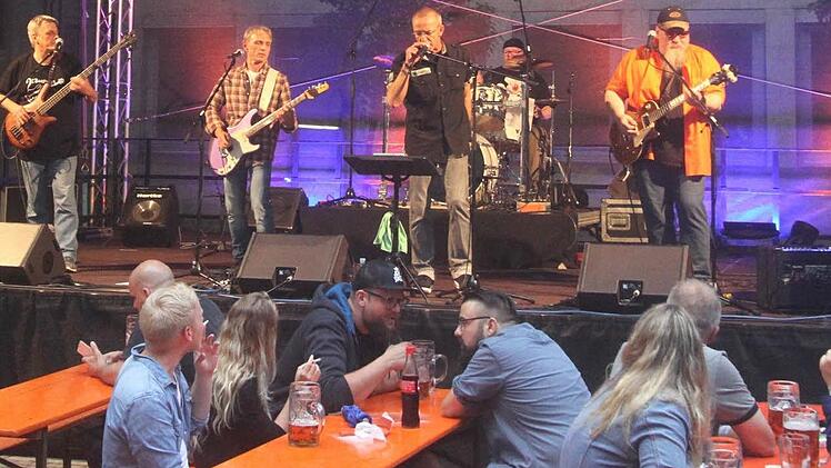 Die Band spielt anspruchsvolle Hits der Rockgeschichte.