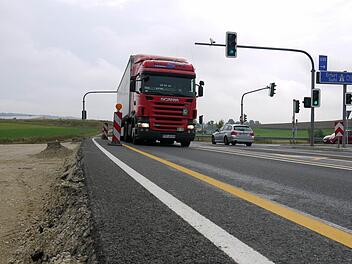 Fehlt nur noch die Fahrbahndecke: Direkt neben der Bundesstraße 303 ist schon zu erkennen, wo künftig der Verkehr ins Ebersdorfer Gewerbegebiet abzweigen kann. Foto: Berthold Köhler