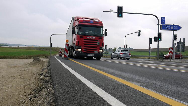 Fehlt nur noch die Fahrbahndecke: Direkt neben der Bundesstraße 303 ist schon zu erkennen, wo künftig der Verkehr ins Ebersdorfer Gewerbegebiet abzweigen kann. Foto: Berthold Köhler