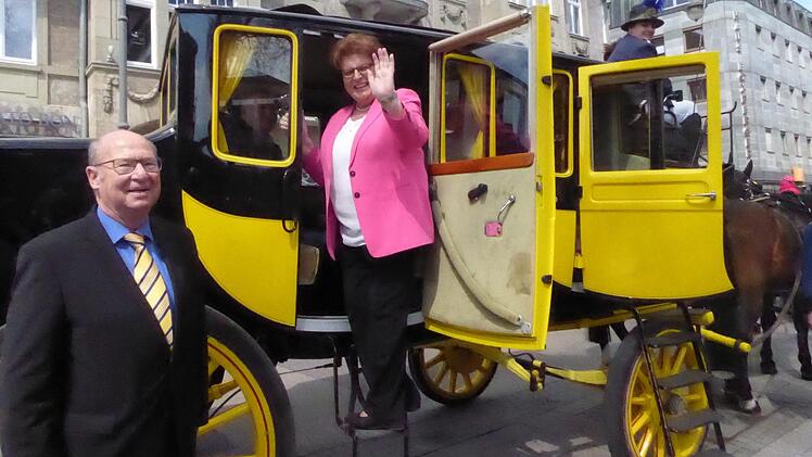 Landtagspräsidentin Barbara Stamm war Ehrengast bei der Saisoneröffnungsfahrt der einzigen übrig gebliebenen deutschen Postkutschenlinie von Bad Kissingen nach Bad Bocklet.  Foto: Thomas Ahnert