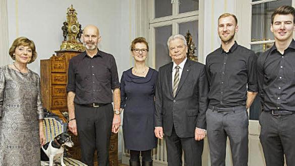 Hoher Besuch in der "Villa Victoria" im Dezember 2016 (von links): Daniela Schadt, Hotelhund Amadeus, Volker Sommer, Marion Reinhardt-Sommer, der damalige Bundespräsident Joachim Gauck sowie Simon und Louis Sommer. Foto: privat